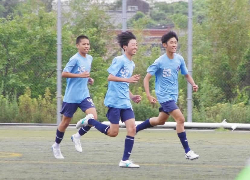グラウンドを全力で走り込むクレフィオ山口FCの選手たち