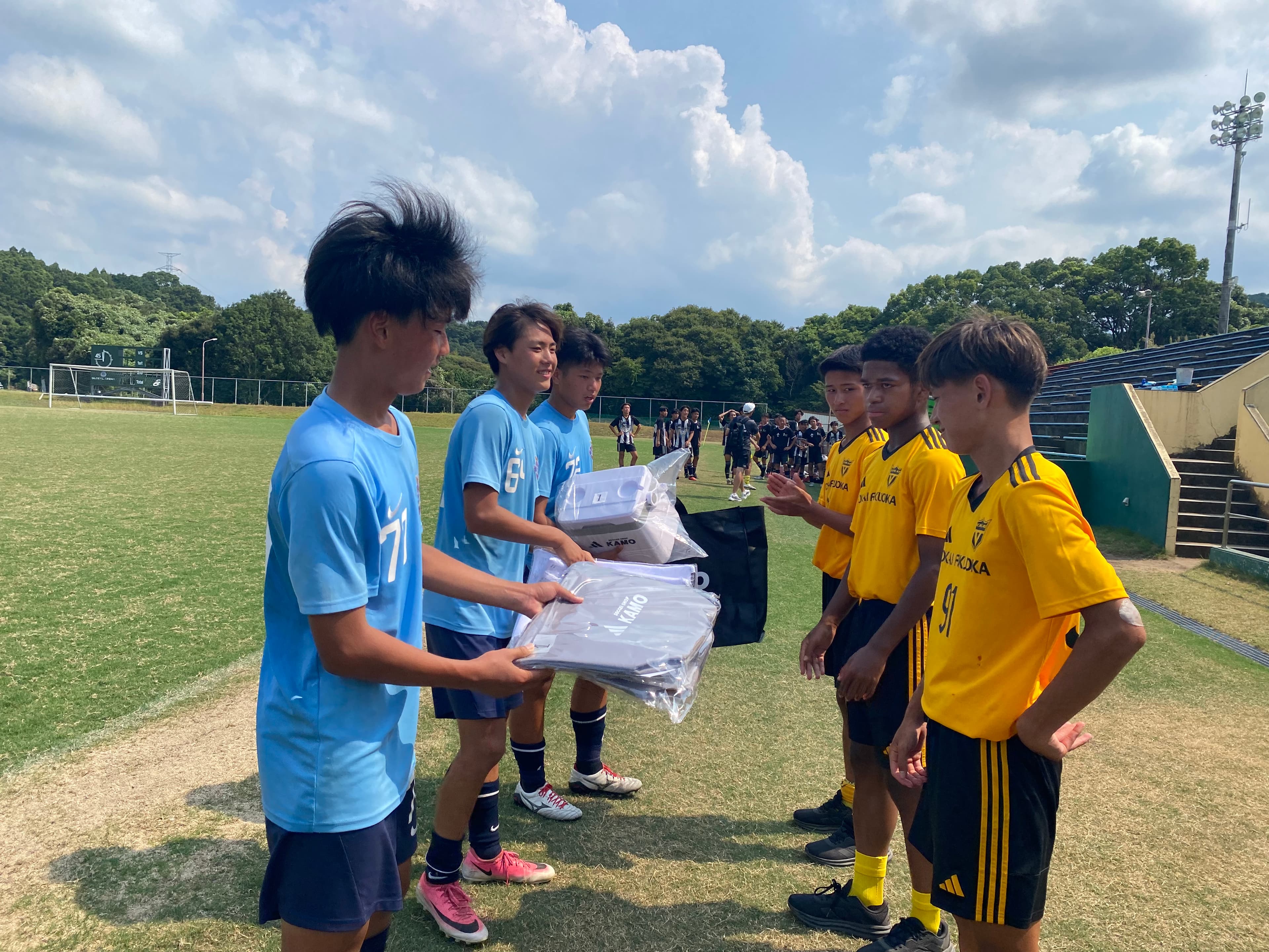 試合前に整列するクレフィオ山口FCジュニアユースの選手たち