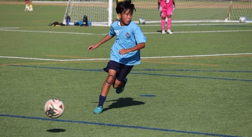 グラウンドでのクレフィオ山口FCジュニアユースの選手たち