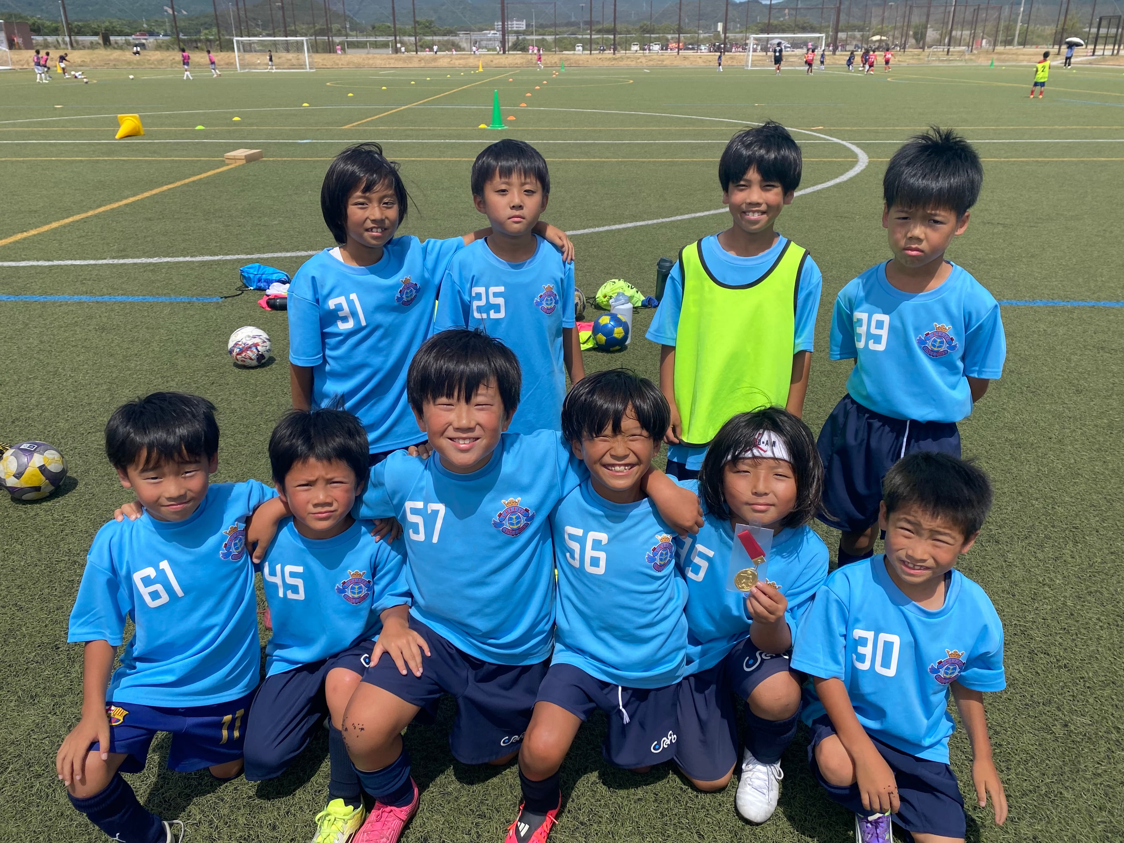 試合後にメダルを手にチームで集合するクレフィオ山口FCの選手たち