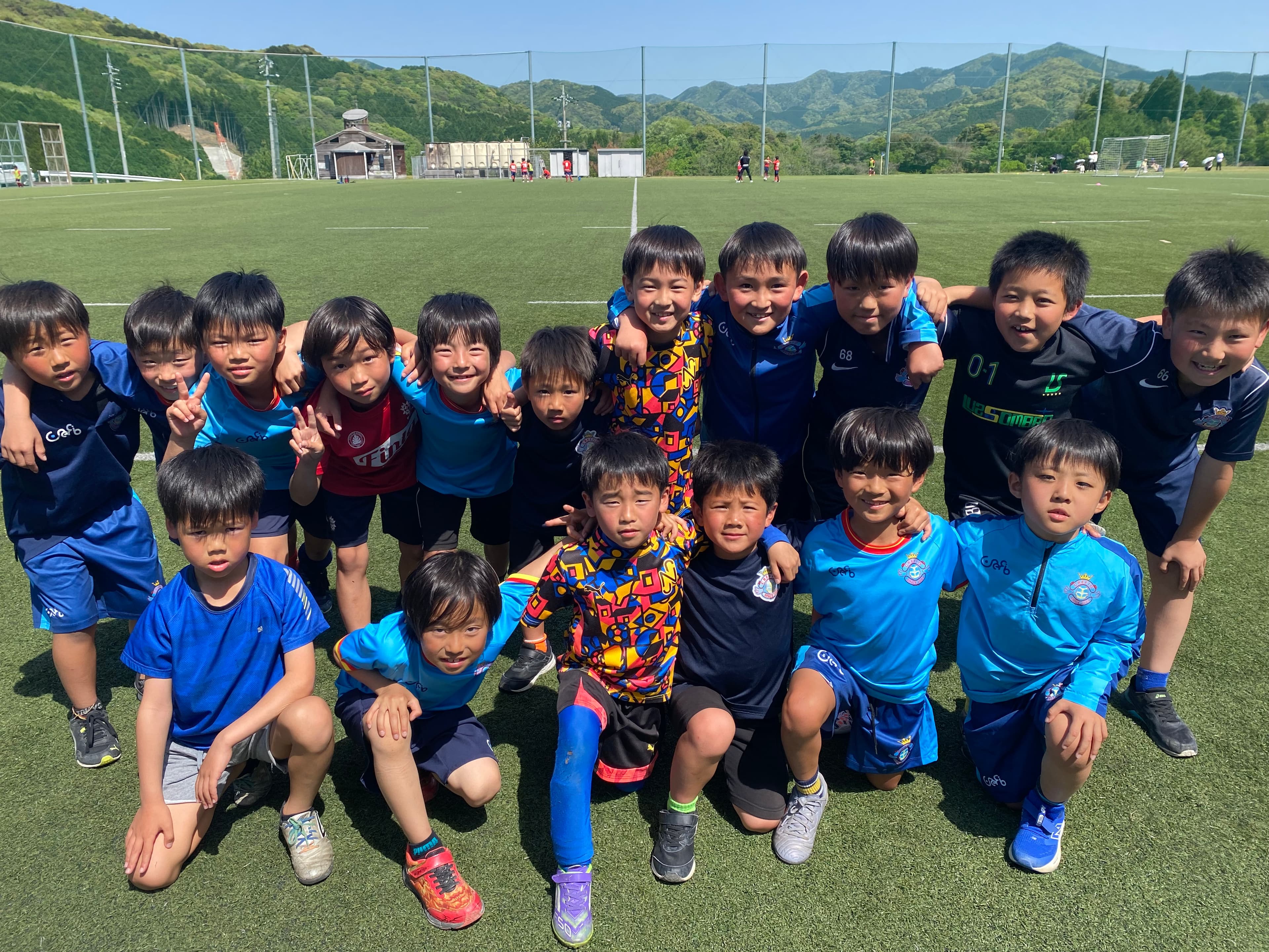 初めてのサッカーに取り組む小学生年代の選手たち