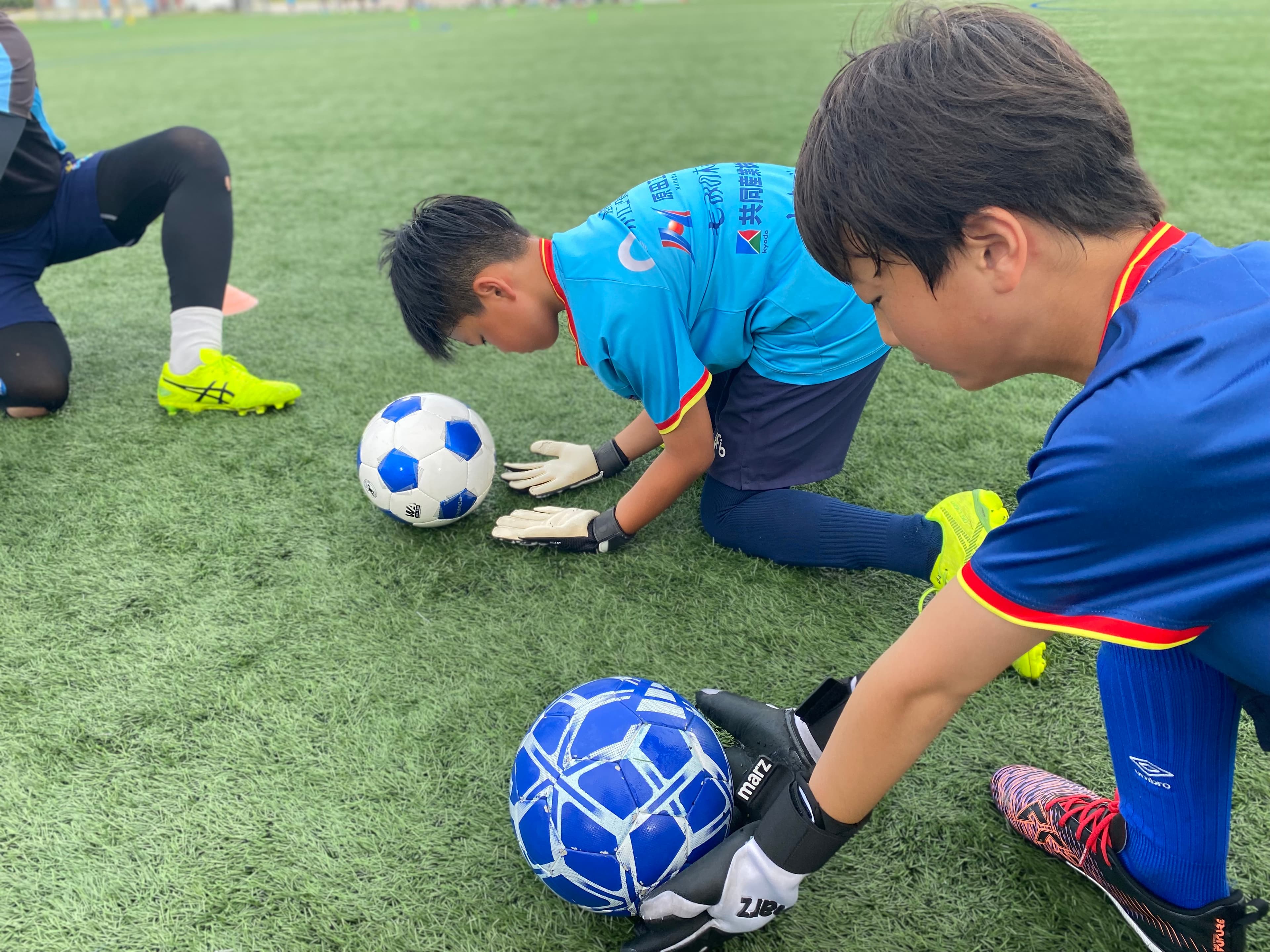 グラウンドで練習に取り組む小学生年代の選手たち