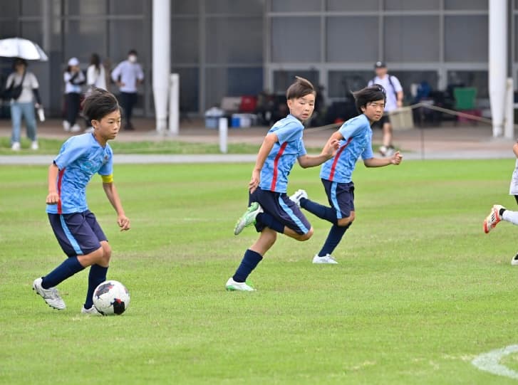 ボールを追いかけるクレフィオ山口FCジュニアの選手たち