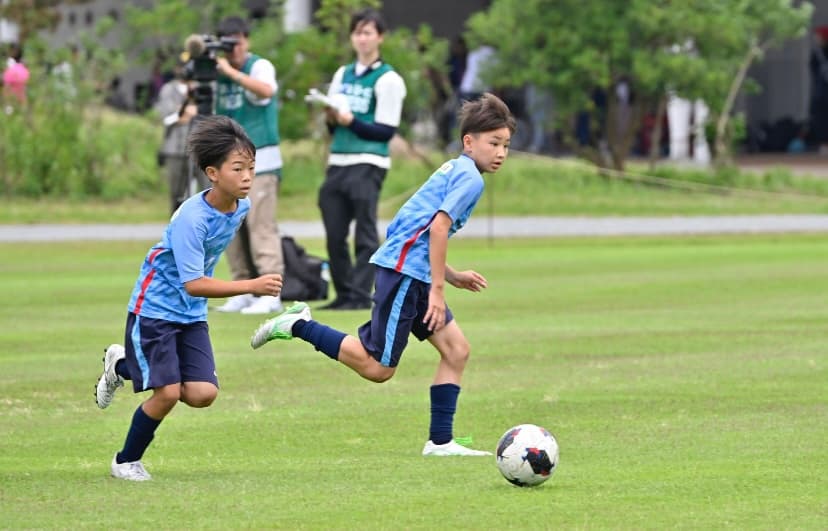 グラウンドでプレーするクレフィオ山口FCジュニアの選手たち