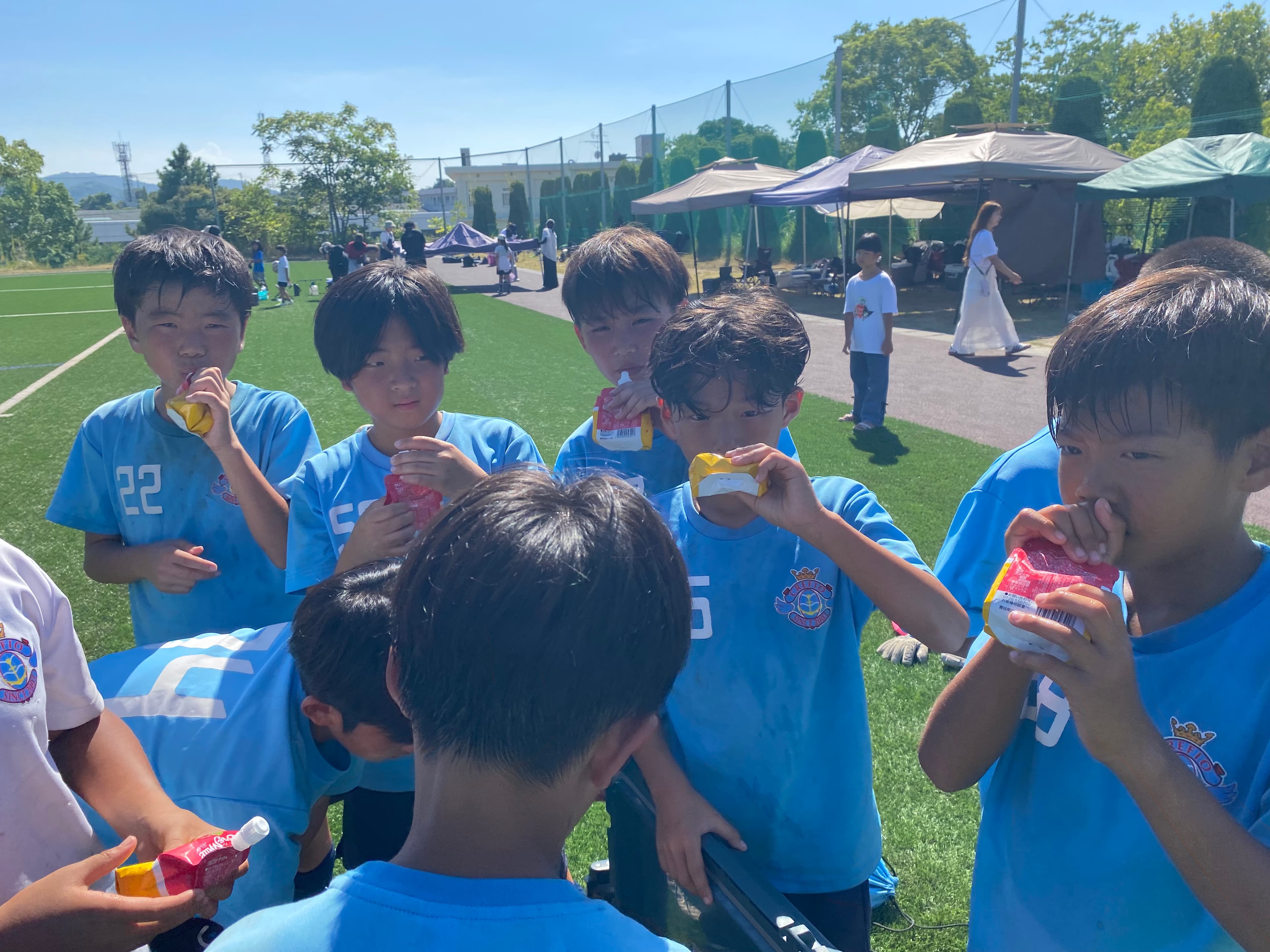 大会の合間に給水するクレフィオ山口FCジュニアの選手たち