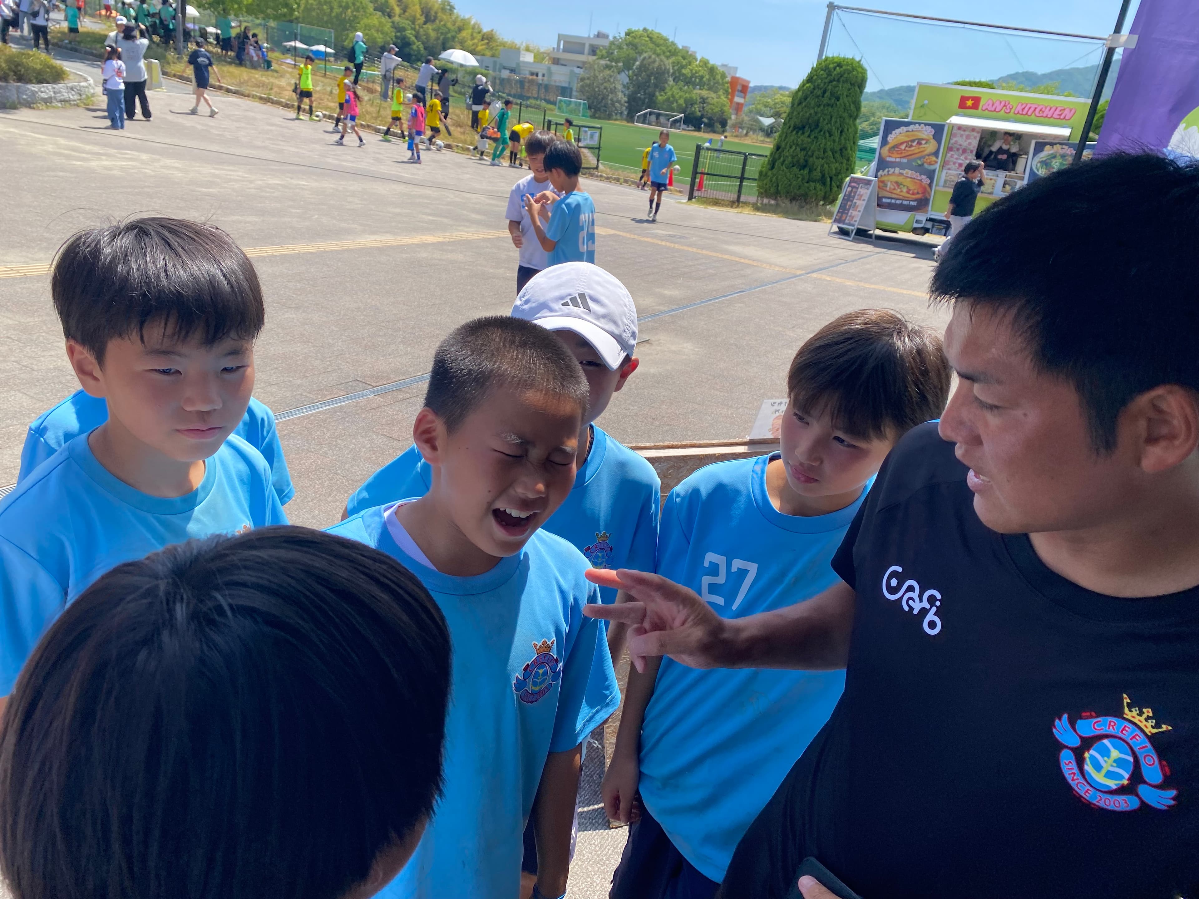 笑顔で過ごすクレフィオ山口FCジュニアの選手たち